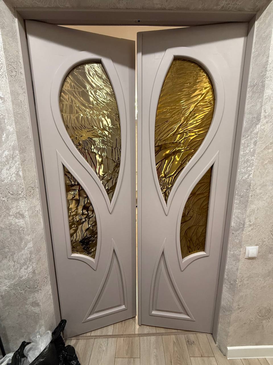 Двери с росписью